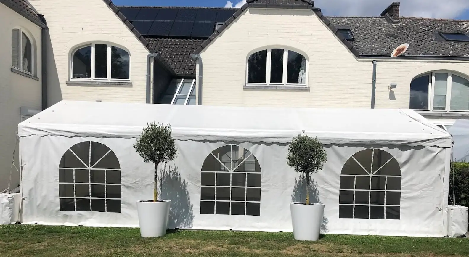 Chapiteau 4 mètres installé dans un jardin pour une fête privée – location de chapiteaux Air de Fête Belgique